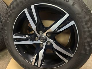Llantas Volvo XC40 R Design 18” con neumáticos.