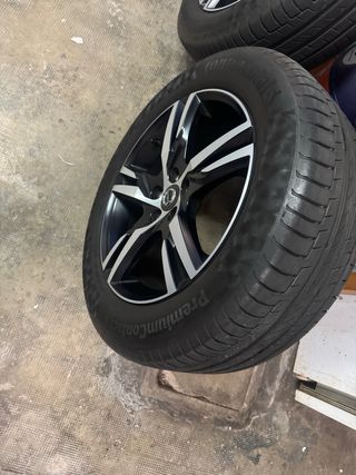 Llantas Volvo XC40 R Design 18” con neumáticos.