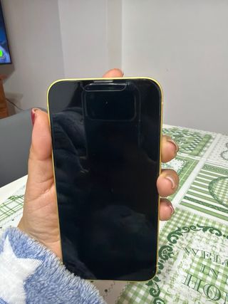 iPhone 14 amarillo
