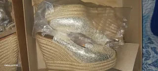 Zapatos de tacón dorados y fucsia T.39