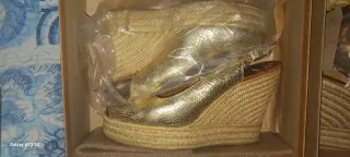 Zapatos de tacón dorados y fucsia T.39