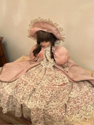 Bambola in porcellana vintage