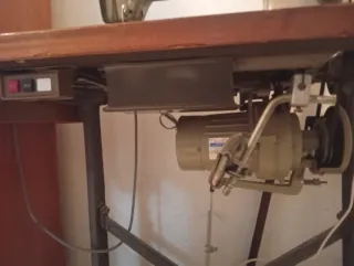 Máquina de coser Pfaff con mesa