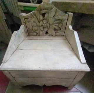 Alzatina in legno scolpita floreale