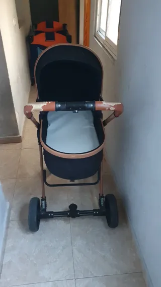 Carrito de bebé marrón y negro