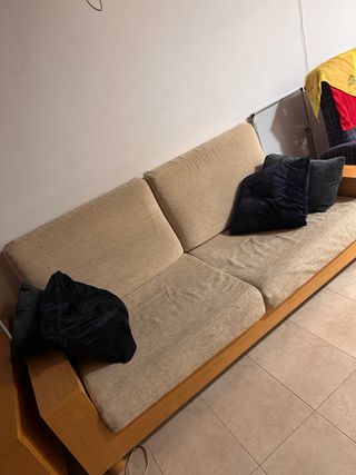 Sofá de tela y madera beige