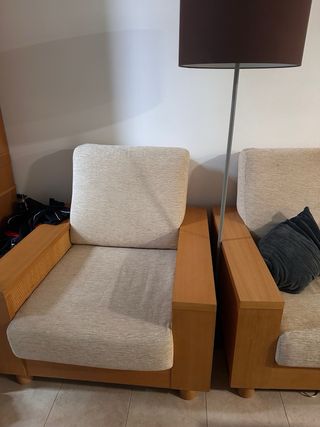 Sofá de tela y madera beige