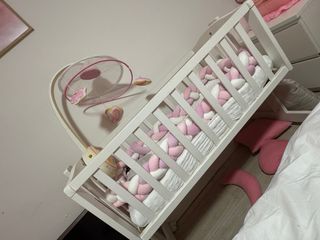 Cuna de bebé blanca con móvil