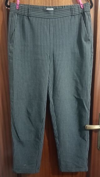 Pantalón de vestir a rayas gris y blanco