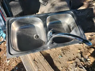 Lavabo doble de acero inoxidable con grifo