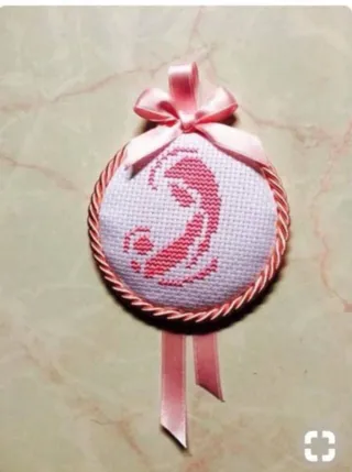 Capoculla ricamato a mano con fiocco rosa