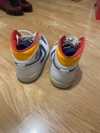 Jordan 1 Mid Azul Blanco Amarillo Rojo