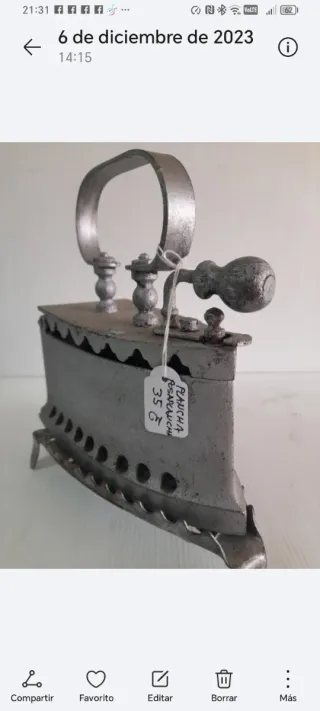 Plancha antigua de carbón con soporte