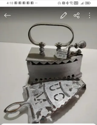 Plancha antigua de carbón con soporte