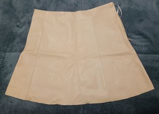 Falda de cuero beige