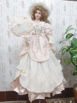 Muñeca de porcelana antigua con vestido rosa