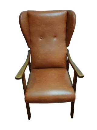 Sillón orejero antiguo de cuero y madera