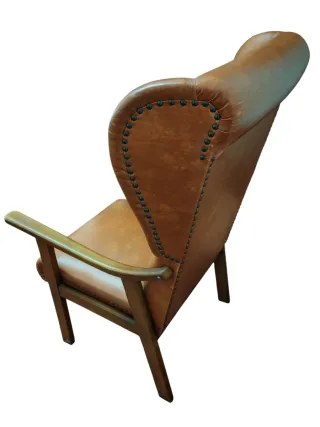 Sillón orejero antiguo de cuero y madera