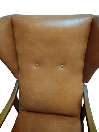 Sillón orejero antiguo de cuero y madera