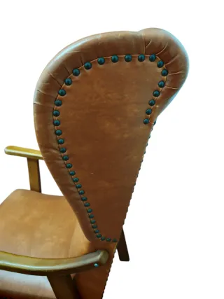 Sillón orejero antiguo de cuero y madera