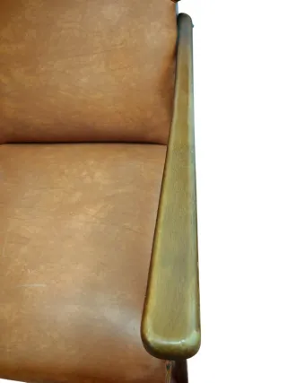 Sillón orejero antiguo de cuero y madera