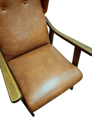 Sillón orejero antiguo de cuero y madera