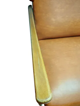 Sillón orejero antiguo de cuero y madera