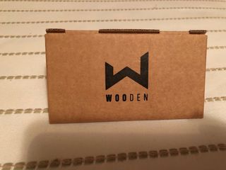 Pajarita de madera marrón y roja.