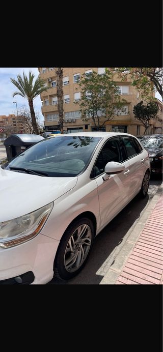 Coche blanco 5 puertas