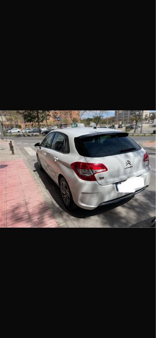 Coche blanco 5 puertas