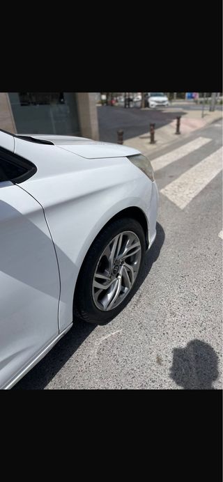 Coche blanco 5 puertas