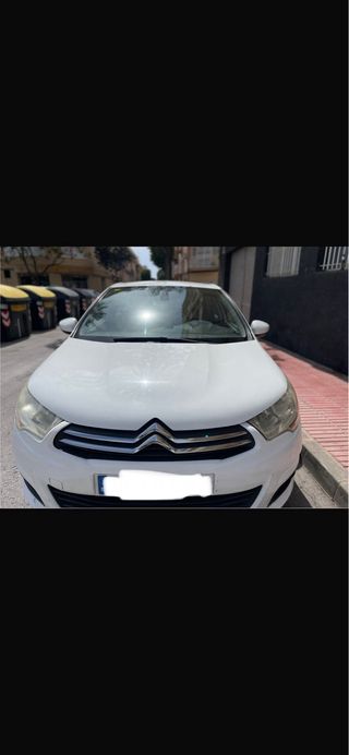 Coche blanco 5 puertas