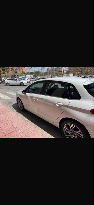 Coche blanco 5 puertas