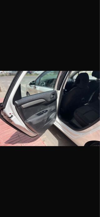 Coche blanco 5 puertas