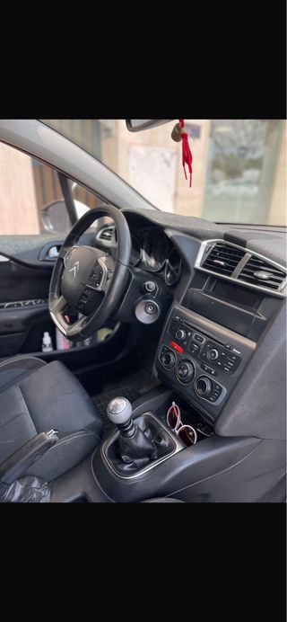 Coche blanco 5 puertas