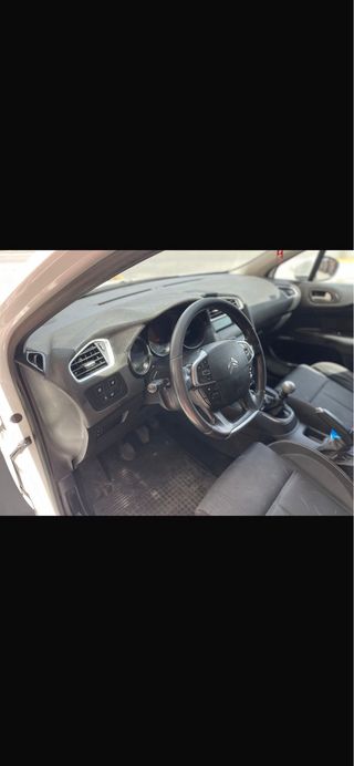 Coche blanco 5 puertas