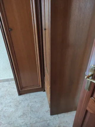 Armario esquinero de madera