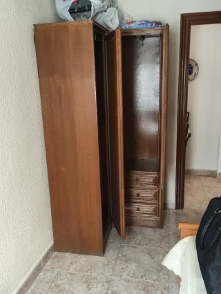 Armario esquinero de madera