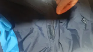 Chaqueta de nieve azul y negra