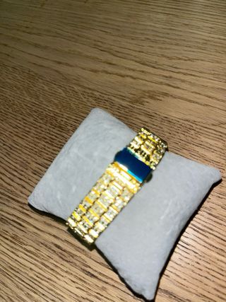 Reloj de Lujo Dorado con Cristales