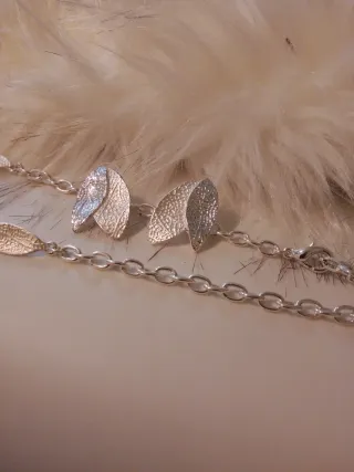 Conjunto collar y pendientes plateados – Diseño