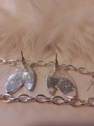 Conjunto collar y pendientes plateados – Diseño