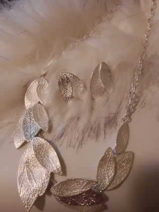 Conjunto collar y pendientes plateados – Diseño