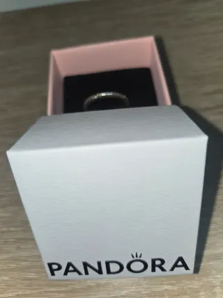 Anillo plateado con detalles..numero 10