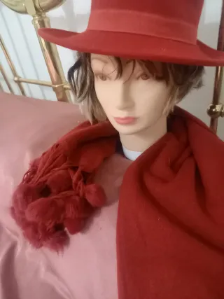 Cappello e sciarpa in feltro rosso