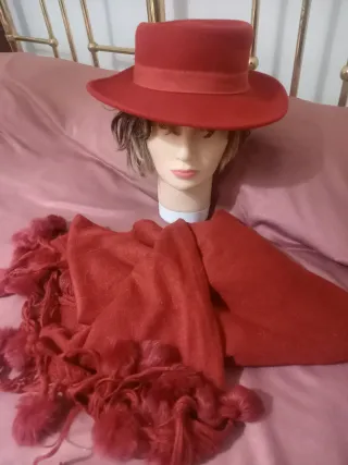 Cappello e sciarpa in feltro rosso