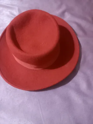 Cappello e sciarpa in feltro rosso