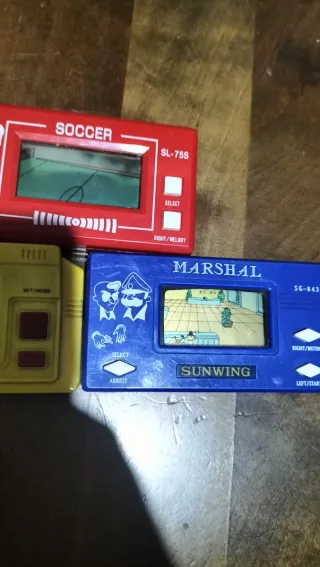 Consolas de videojuegos retro (rojo, azul, amarill