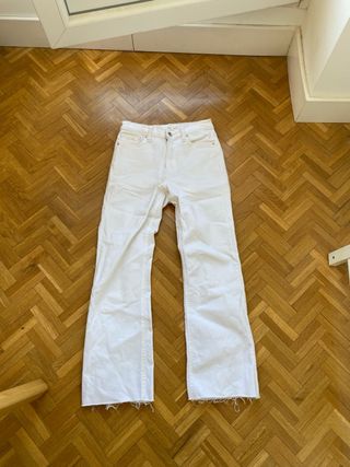 Pantalones blancos de campana