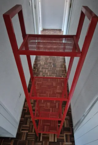 Estantería metálica roja